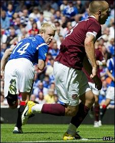 Steven Naismith (left) equalises