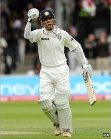 Rahul Dravid celebrates his century