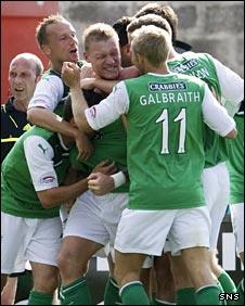 Hibs celebrate Garry O'Connor's goal