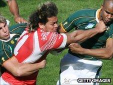 Tonga scrum-half Soane Havea takes on the South Africa defence in 2007