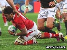 Toby Faletau dives over to score Wales' try