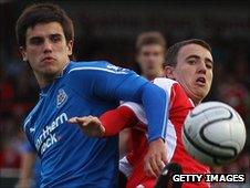 Ryan Donaldson (l) challenges James Ryan for the ball