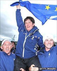 Alison Nicholas (centre) celebrates her team's 15-13 victory