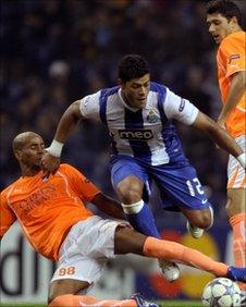 Porto striker Hulk (l)