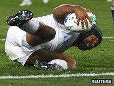 Thierry Dusautoir scores France's try