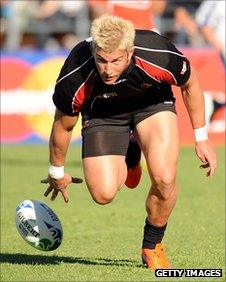 DTH van der Merwe scores a try for Canada against Japan at the Rugby World Cup