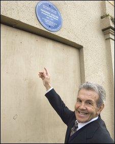 Former boxer Dai Dower next to the plaque (Pic: RCT council)