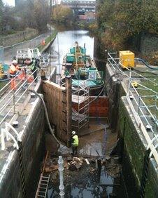 Work on the drained Oddy's Lock