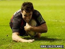 Lee Jones scores a try for Edinburgh