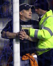 A fan handcuffs himself to a goalpost delaying the game by five minutes