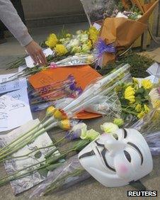 Bouquets of chrysanthemums are seen laid in front of the headquarters of the Southern Weekly newspaper in Guangzhou, Guangdong province, 7 January 2013