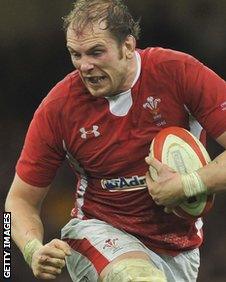 Alun Wyn Jones carries the ball for Wales