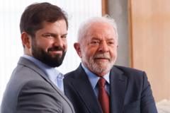 O presidente chileno Gabriel Boric ao lado do presidente do Brasil, Luiz Inácio Lula da Silva, durante encontro no Itamaraty, em 2 de janeiro de 2023