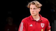 Jones praises Savage's 'courage and bravery'