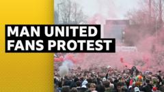 ‘Everything is a mess’ – Man Utd fans protest before game