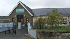 Cyhuddo cyngor o 'wahaniaethu crefyddol' wrth ddiddymu statws ysgol