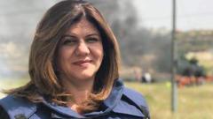 Ifoto yatanzwe na Al Jazeera igaragaza Shireen Abu Aqla yambaye ikoti ry'abanyamakuru ririnda amasasu
