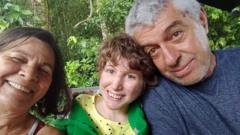 Graça, a Carola e o Sergio Maduro na casa da família em Petrópolis (RJ)