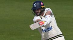 Smith and Woakes steady Warwickshire against Sussex 