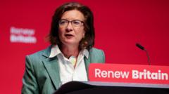 Llafur yn dangos 'diffyg parch at arweinyddiaeth Eluned Morgan'