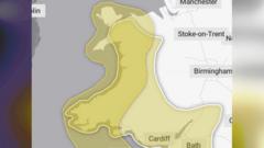 Rhybuddion am wynt a glaw trwm i'r rhan fwyaf o Gymru ddydd Llun