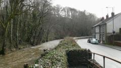 Tristwch 'colli cymuned' wrth i drigolion adael stryd yn sgil llifogydd