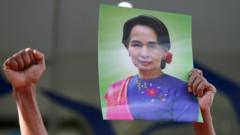 泰国示威者手持昂山素季照片，抗议缅甸军方发动政变
