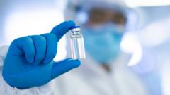 Cientista segurando vidromega da virada 31 12 2024vacina