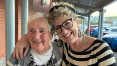 'Flashmob Cerdd Dant cyntaf erioed' yn rhoi teyrnged i'w hyfforddwr