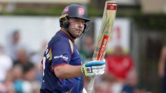 Rossington signs new T20 only Essex contract