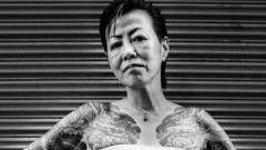 Mulher japonesa tatuada