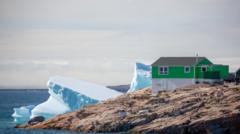 Casa verde em costa rochosa na Groelândia