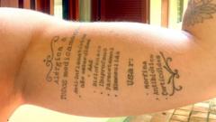 Braço de Amanda Munaretti Selbach com o nome dos remédios a que ela é alérgica tatuados