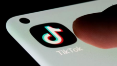 Dedo tocando tela com o logo do TikTok
