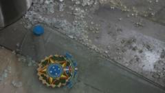 Герб Бразилии на бетонном полу чреди осколков стекла