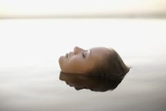 Le visage d'une femme sur l'eau
