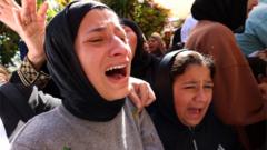 Warga Palestina berduka atas kematian kerabat mereka dekat Nablus, Tepi Barat.