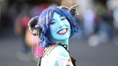 Seorang cosplayer berpose sebagai Jester Lavorre dalam New York Comic Con 2023