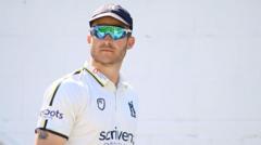 Hain signs new deal with Warwickshire