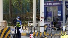 工人们又称，工厂周围区域已被封锁了好几天，新冠病毒阳性的工人每天都要接受检测和隔离，以试图控制疫情。