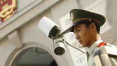 Un policía paramilitar chino hace guardia frente al Tribunal Intermedio No. 2 de Pekín.