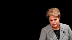 Dilma com olhar um pouco sériobet 265 apppé, diantebet 265 appmicrofone e fundo preto