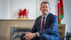 Disgwyl i'r Prif Weinidog newydd benodi gweinidogion ddydd Mercher