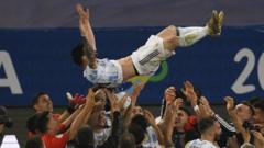 Takım arkadaşları kupayı kutlarken Messi'yi havaya attı