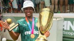 Endrick, 15, alishinda tuzo ya mchezaji bora wa mashindano wakati timu yake ya Palmeiras iliponyanyua Kombe la Copa Sao Paulo, mashindano ya kwanza ya Brazil y wachezaji walio chini ya umri 21, mnamo Januari.