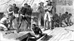 非洲西岸某港口白人奴隶贩子把被抓获黑人赶进船舱准备起航到美洲（约1880年）