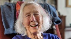 Y gantores Phyllis Kinney ac awdurdod ar ganu gwerin wedi marw