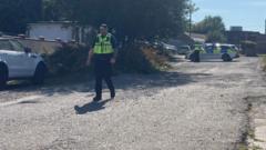 Arestio dyn, 18, ar amheuaeth o lofruddio wedi i ddyn farw yng Ngorseinon