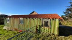 "Cianalas" ann is taigh-coinneimh Orasaigh ga leagail