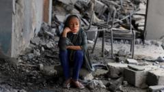 Israel 'tightens siege' of Gaza City as Hamas reviews Trump peace plan